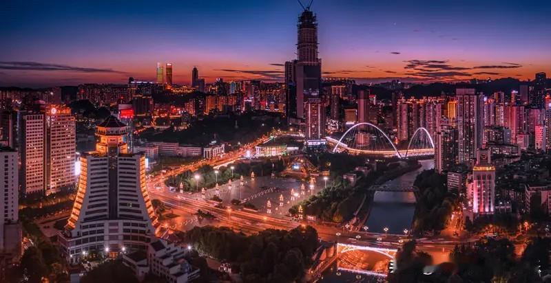 贵阳房价这两年也挺抗跌的。贵阳楼市的表现，让其他的很多大城市都汗颜了。贵阳阅