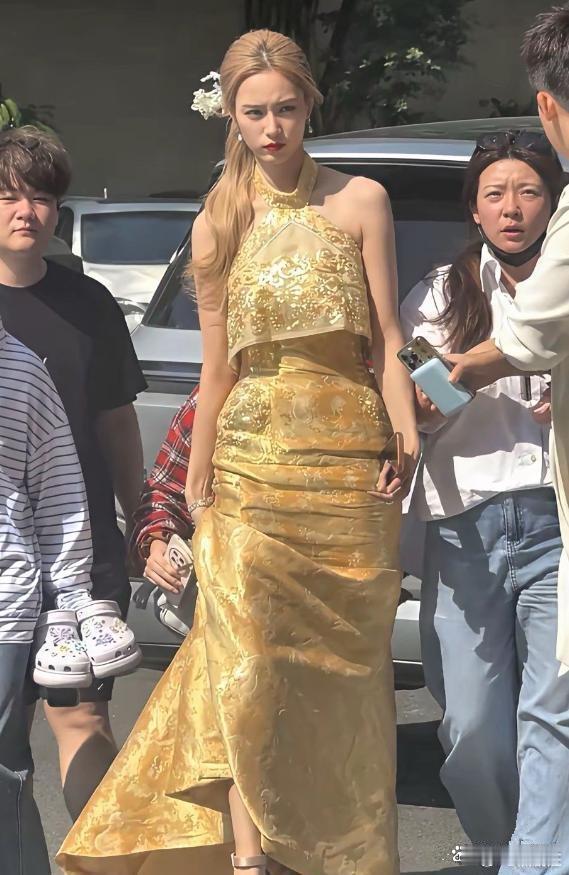 一直觉着徐艺洋身高没啥，跟人同框对比才发现她老高挑明媚了