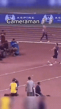 运动员扔标枪，简直要进攻摄影师的节奏……摄影师叹了一口气，想要谋害我你就直说，