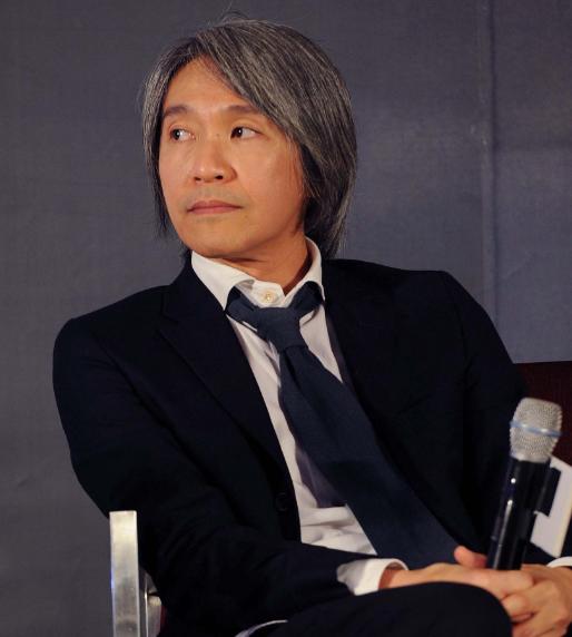 主持人问周星驰："你在电影上和生活中给人的感觉反差很大，生活中不爱笑，哪个才是真