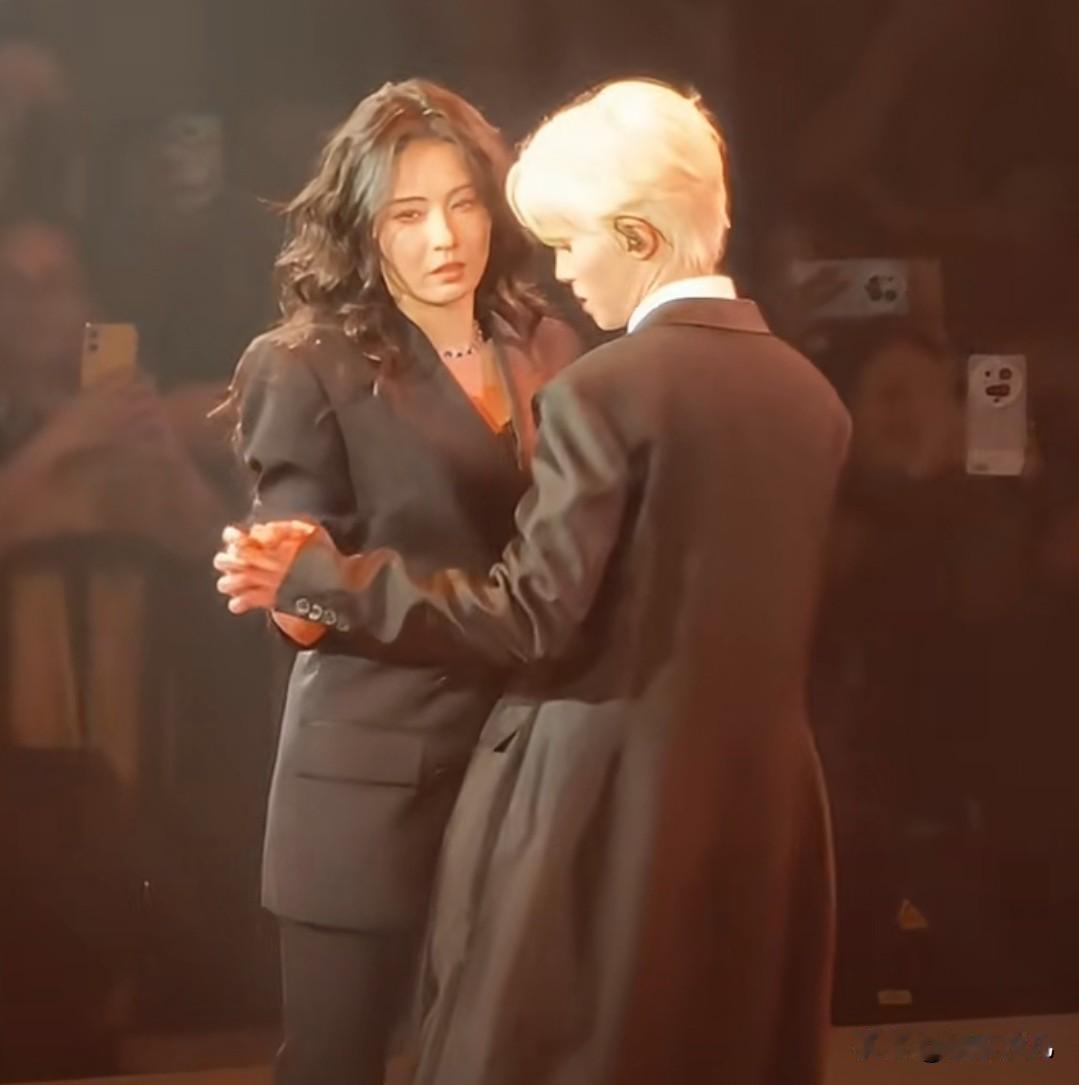 张柏芝和李昊跳舞张柏芝现身李昊演唱会，有一段是两人跳舞段，李昊很投入看着张