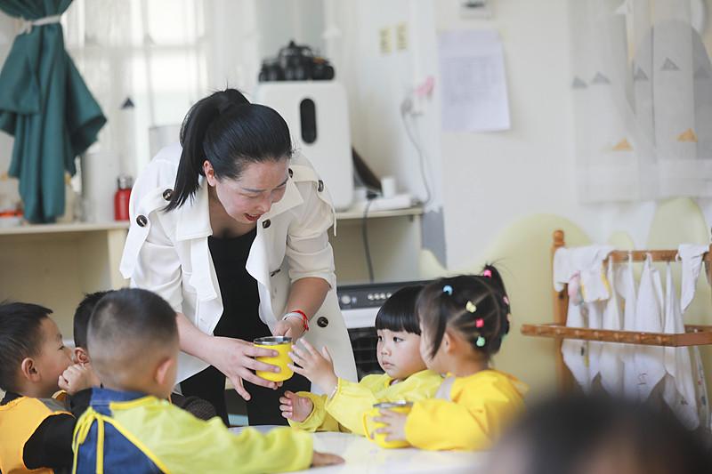 今天送孩子去幼儿园，女儿像往常一样去看有什么吃的，生活老师一直催孩子拿椅子去坐好