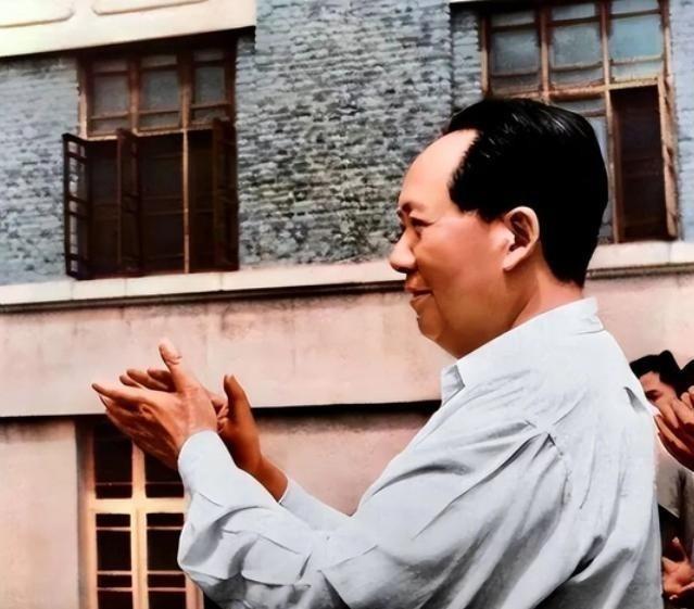 1949年9月30日，毛泽东以575票当选主席，距离“满票”缺了一票，周恩来找到