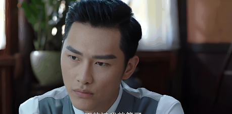 1939年圣诞夜，王天木、何行健和陈明楚，三人凌晨刚走出舞厅，突然身边两声枪响，