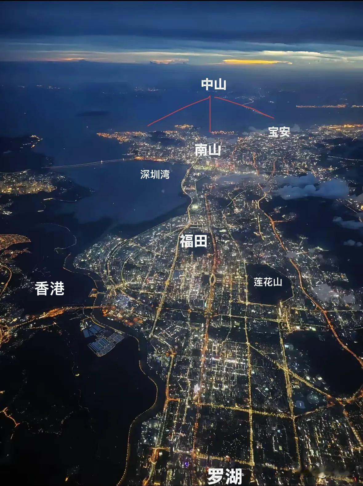 这张图，最能看出深圳城市和经济发展的轨迹。深圳从早期的罗湖开始发展，随后城市发展