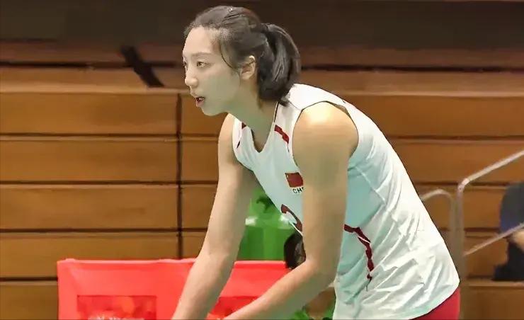 中国女排和哈萨克斯坦这场球最大的变化就是副攻背后球增多了，陈厚羽、王奥芊都打了背