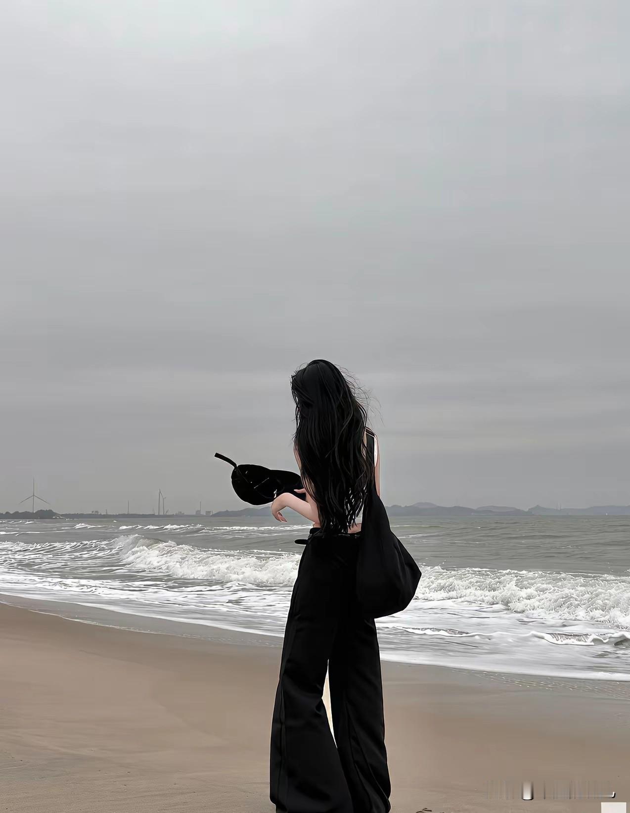 我现在不染头发，以前喜欢染黄色的，后来染蓝色的。这两年想通了，作为80后