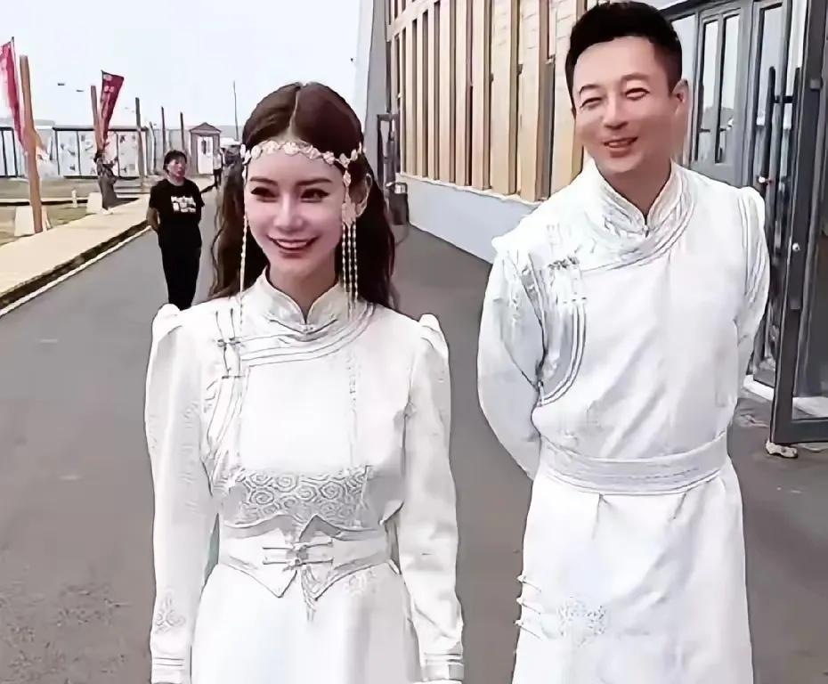 这一家人现在真幸福。父慈子孝的，一派其乐融融的景象。汪小菲领着一家人到内蒙古