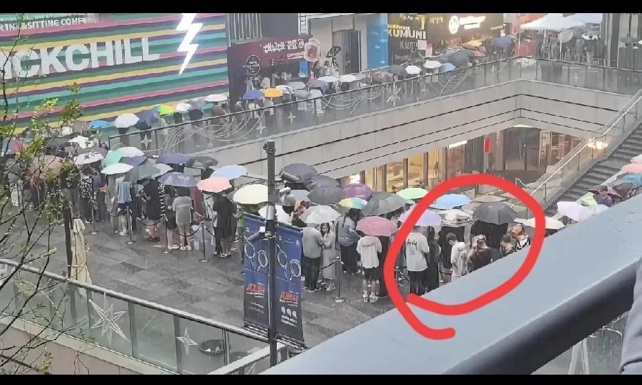 武汉汉堡节遇暴雨，这汉堡是非吃不可么？网友:没办法，商家给的太多了。200一个人