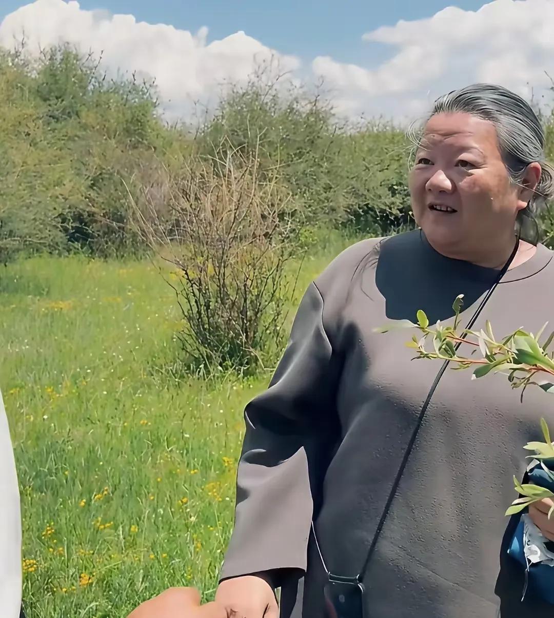 洪晃的妈妈是美人，爸爸是帅哥，过去也没有整容这一说，她是怎么遗传的，真是
