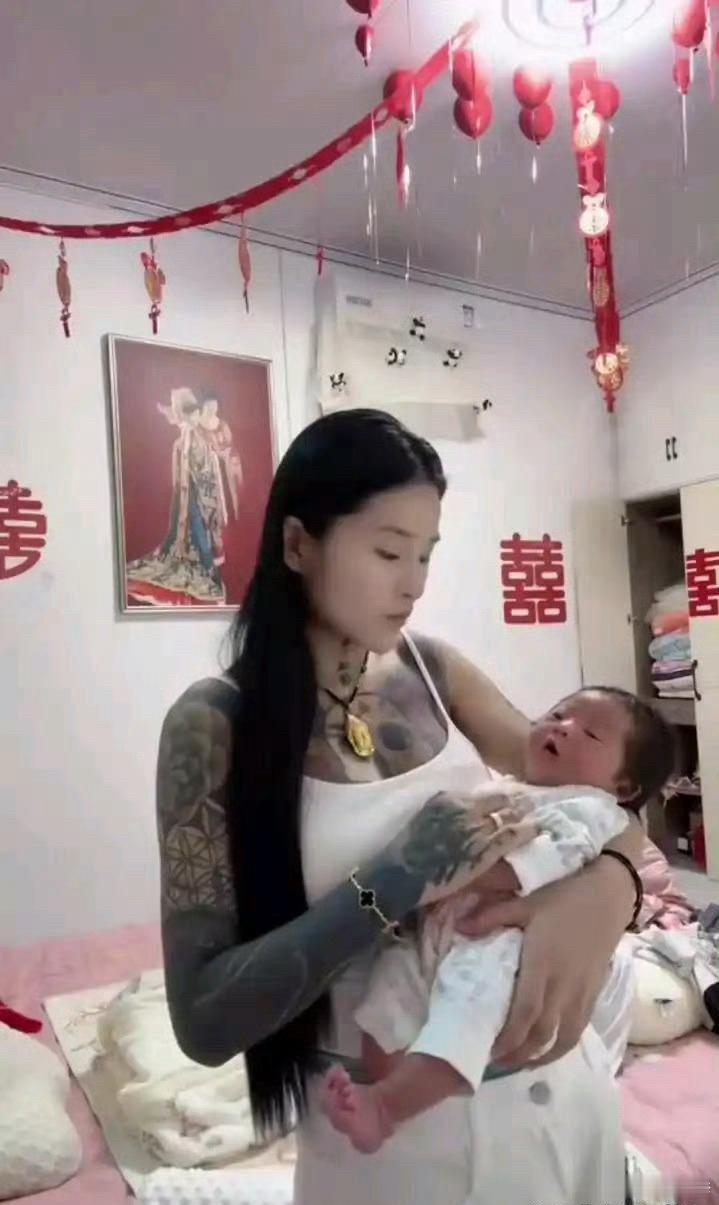 这小孩一出生就是天崩开局吧，妈妈纹纹身