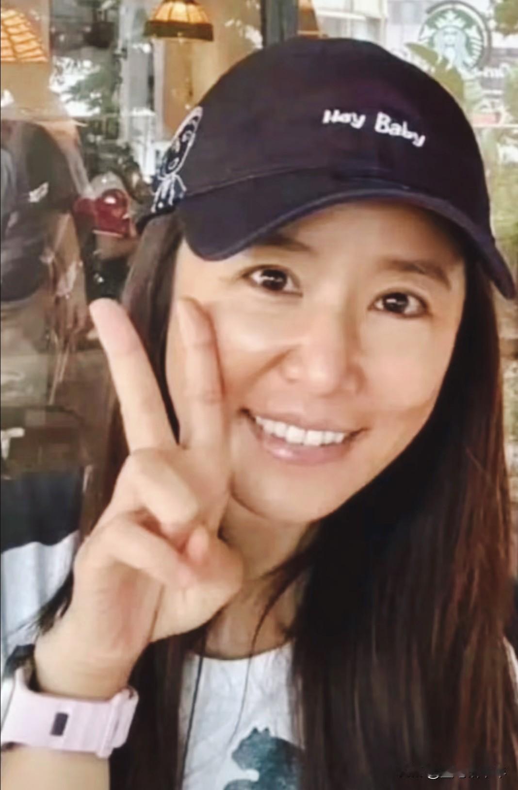 50岁林心如，素颜太接地气！姐妹们，50岁的林心如直接用素颜照杀疯全网！褪去