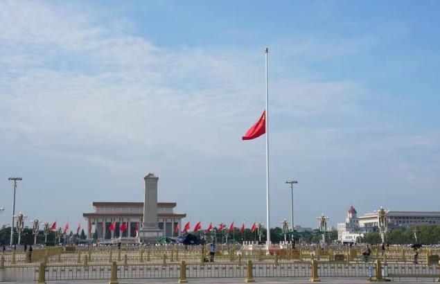 就在8月18日，今天如果在北京的话，可以看到很多地方在降半旗表示对总理的哀悼之意