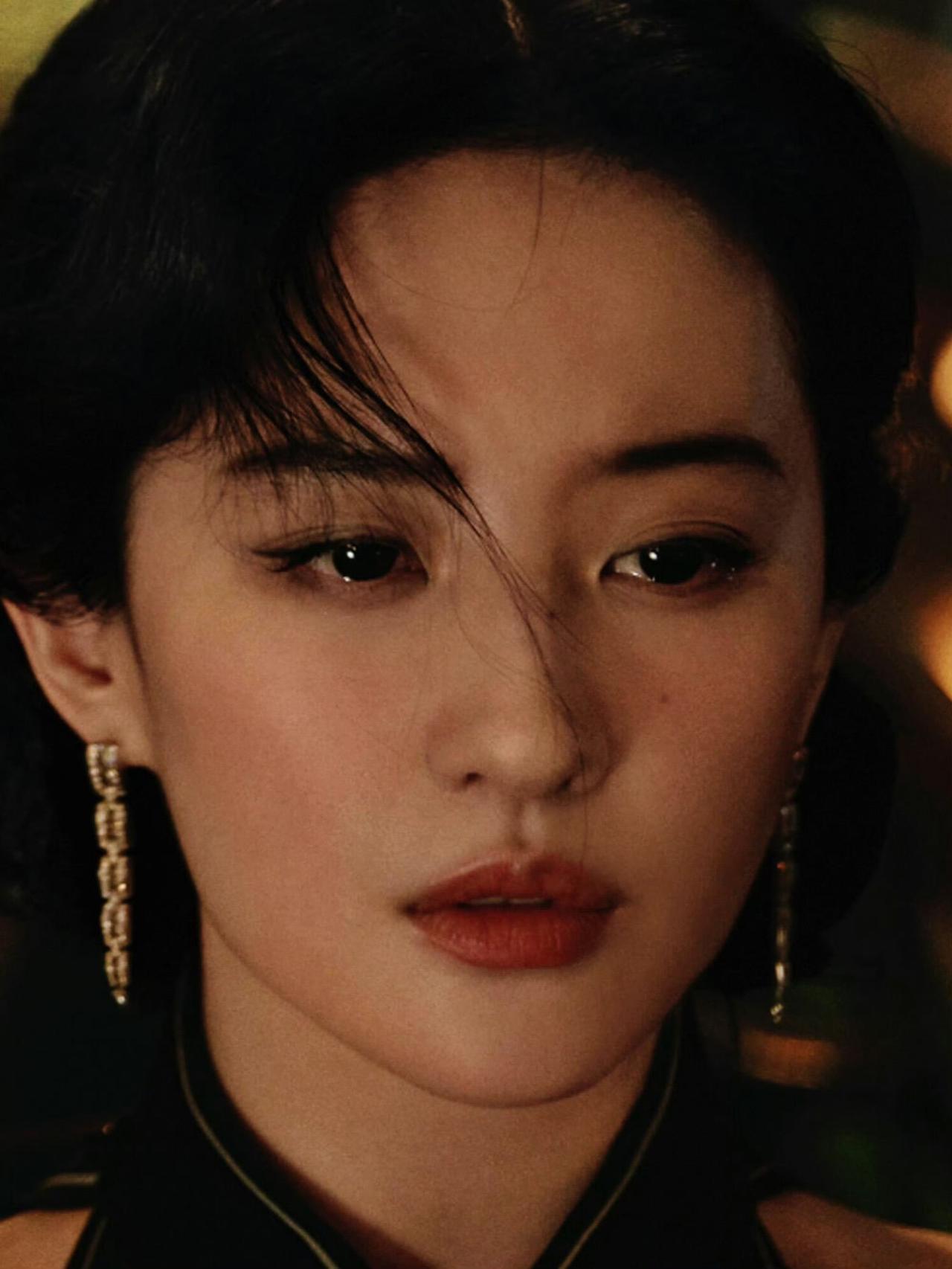 谁看了这张图不感叹一句，菲姐的氛围感真的刻在骨子里了。淡淡的发丝拂过眉眼，