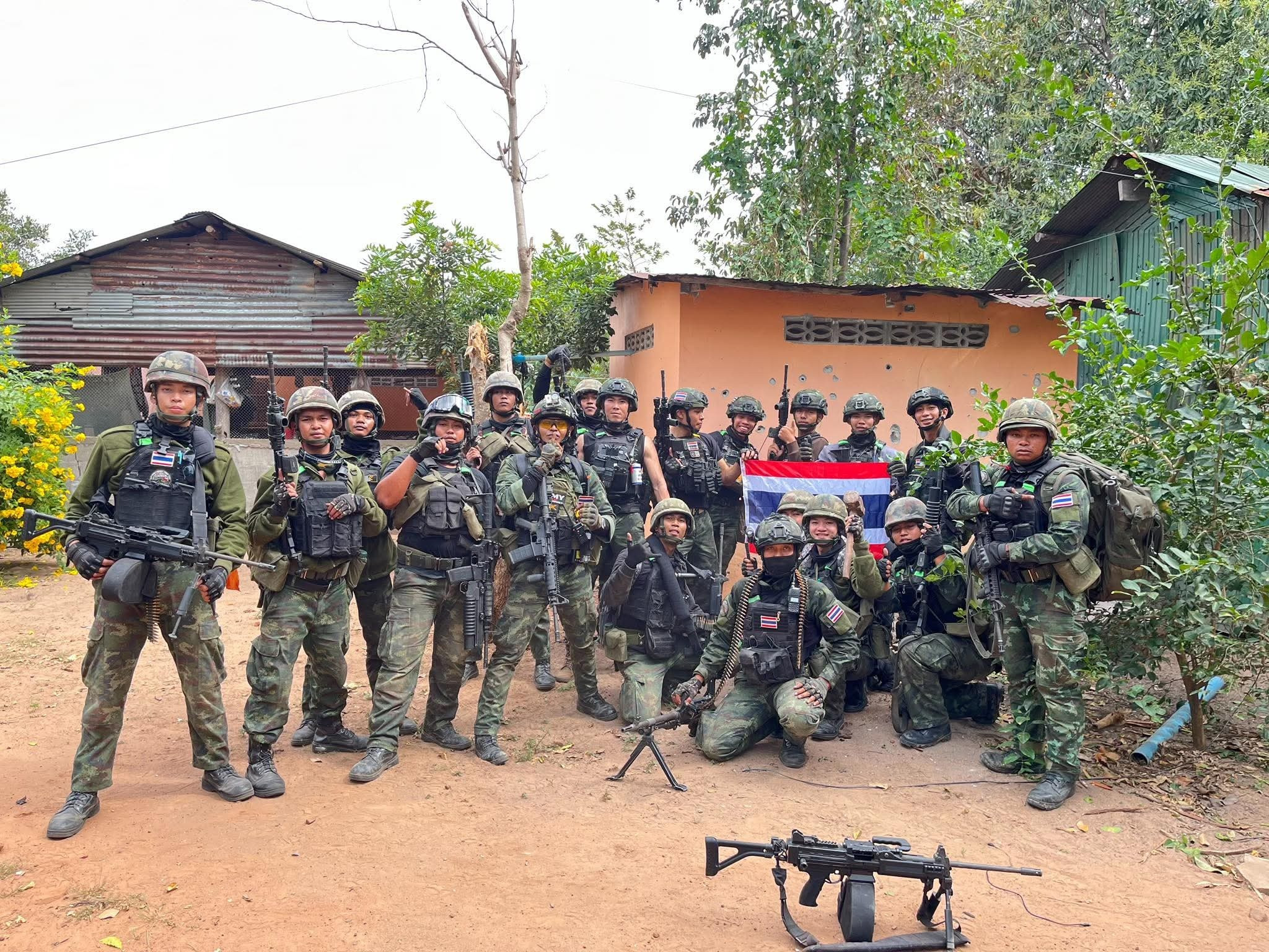 一组泰军装甲骑兵（也就是机械化步兵）在柬泰前线的合影，从人数判断应该是两辆M11