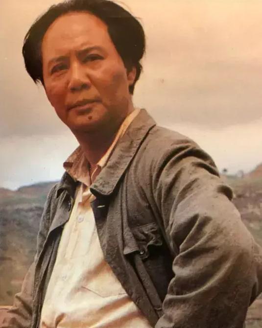 同样要演毛主席，谁最入心？刘烨——演的严肃，刻板，没有生气。古月——最形似