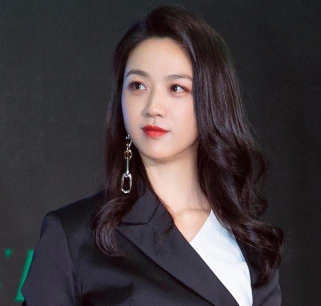 主持人问汤唯:“你跟韩国的老公是说中文，还是韩文？”汤唯说:“结婚十年跟老公互相