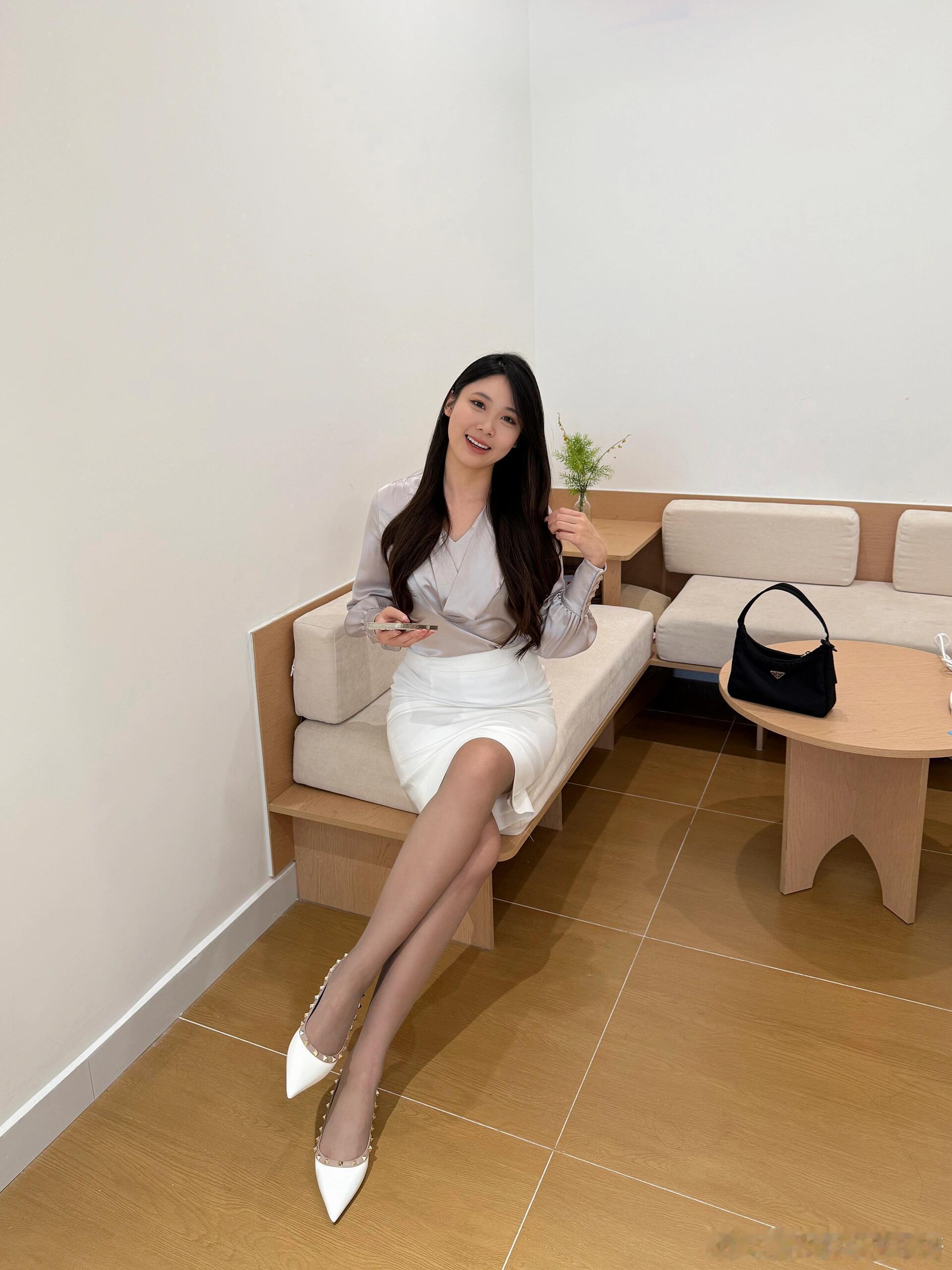 灰色丝袜搭配白色铆钉平底鞋，灰白色差的柔和美～​​​