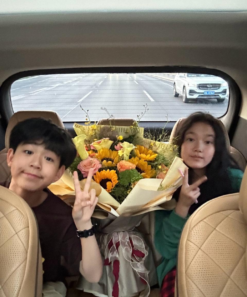 一眨眼水均益和二婚妻子所生的孩子，已经13岁了。是一对龙凤胎，长得特别漂亮。