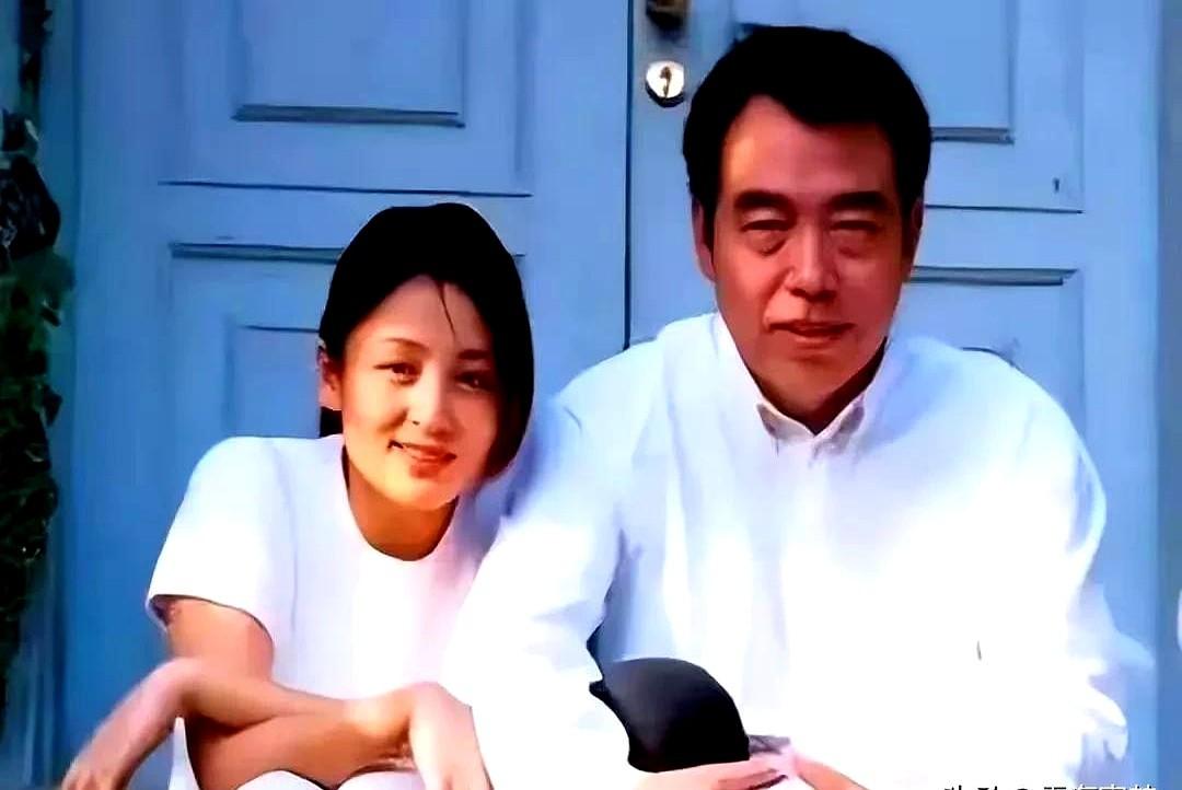 陈凯歌和陈红这对夫妻，婚姻长跑29年，状态差异还挺明显。最近有网友在深圳偶遇