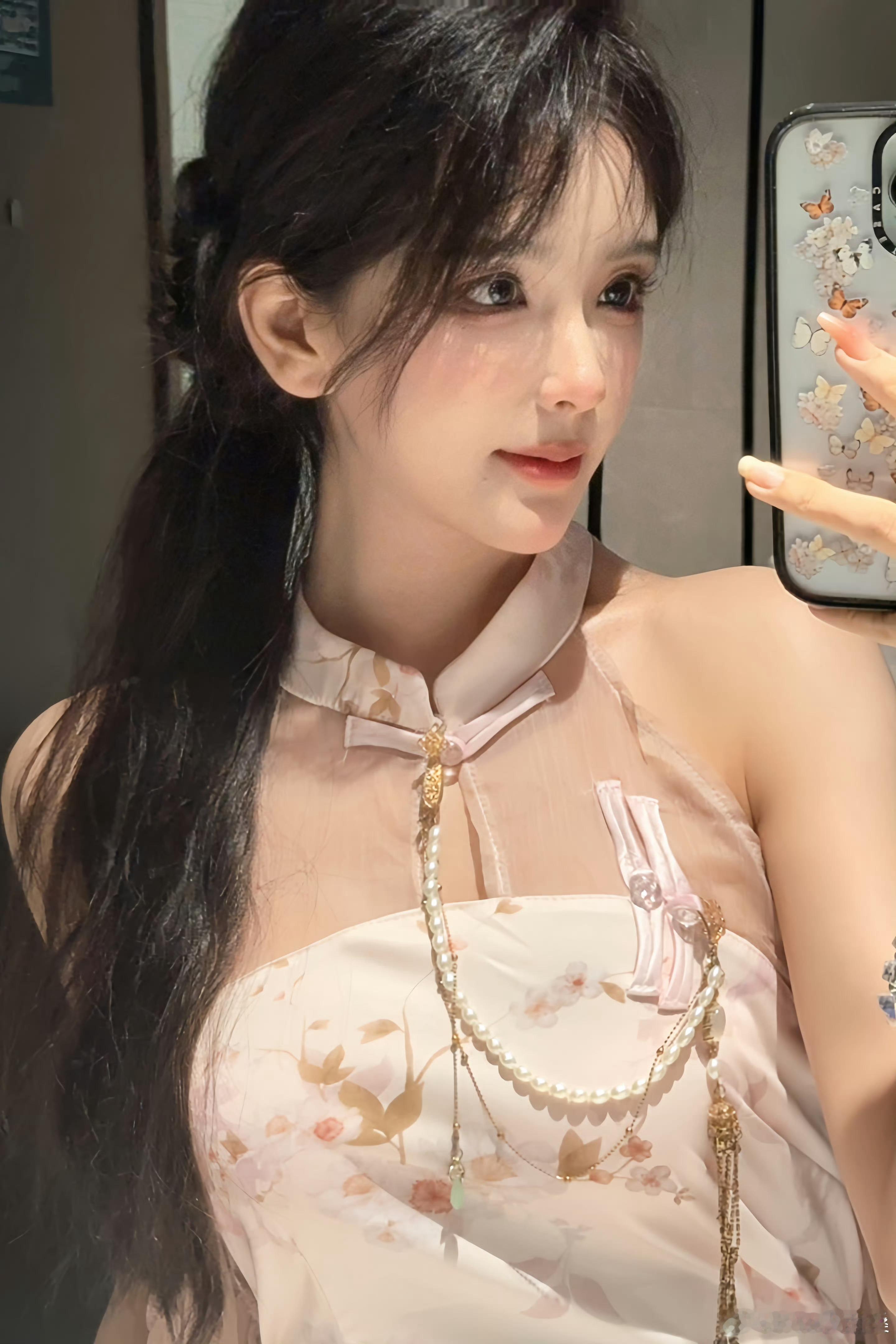 LPL解说Rita更新动态晒自拍：粉色小旗袍配斜盘头，这你受得了？难怪大家都艾希