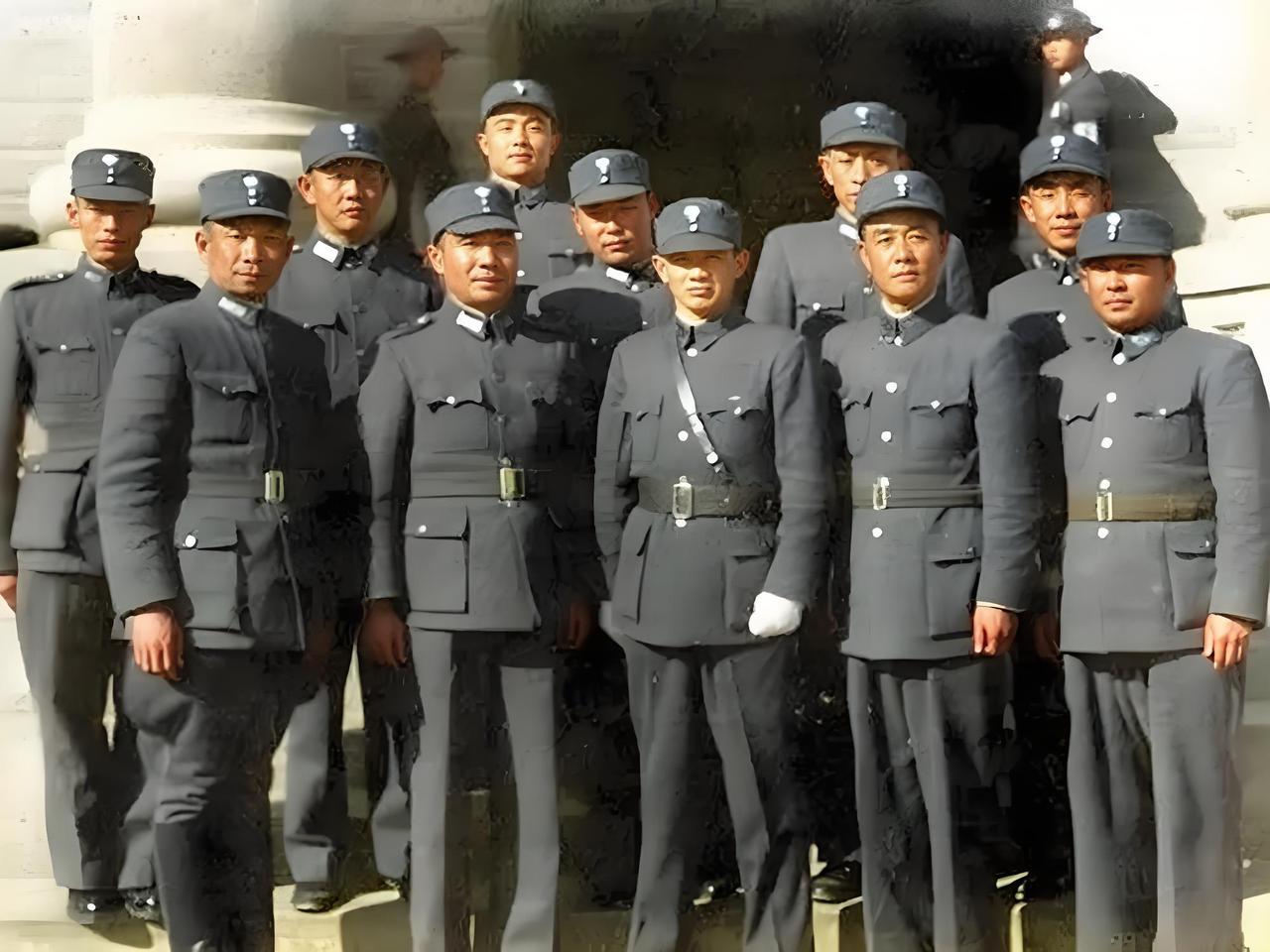 这是抗战胜利时第74军历任军长合影的珍贵瞬间。画面里，身着整齐军装的将领们站成两