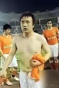 百万年薪，体脂率比办公室白领还高？国足这身肉，藏着天大的秘密。李铁当年说，国脚体