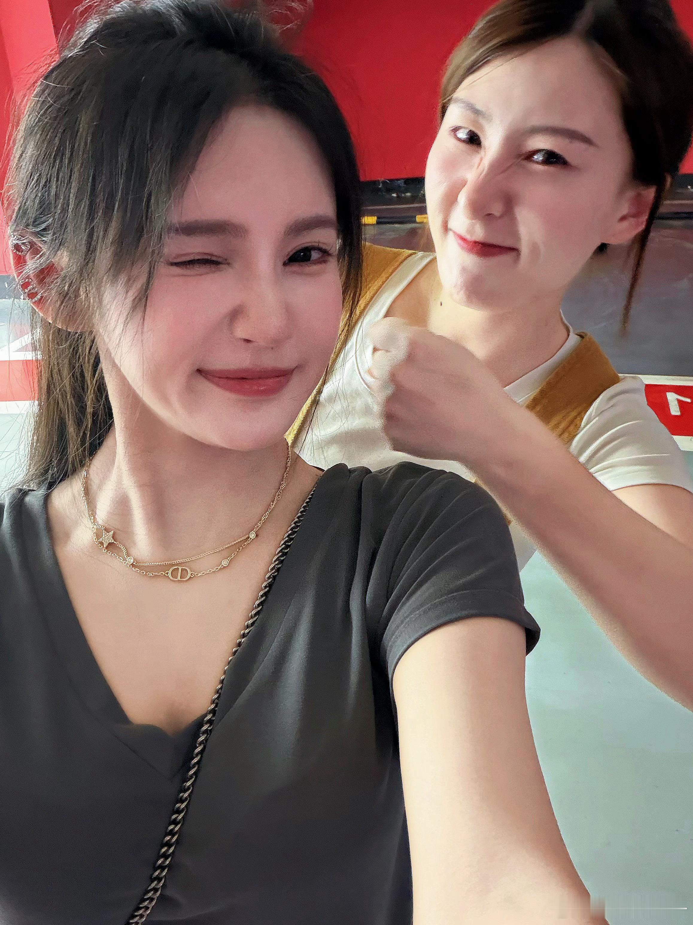 奇怪人类和她的好闺蜜​​​