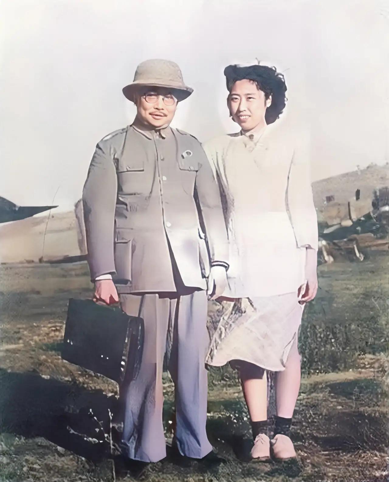1946年还是学的王光美送李克农赴延安，拍下这张珍贵照片的是毛主席的保建医生马海
