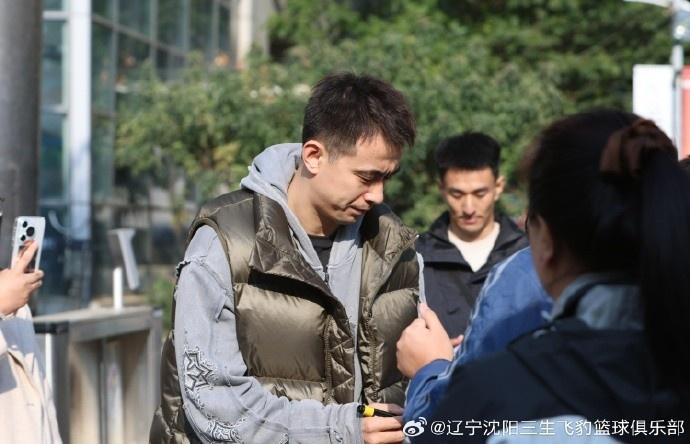 辽宁全运男篮丹东打热身赛，就算有心抱团对抗，其实阵容暮气沉沉很落寞真要比较全