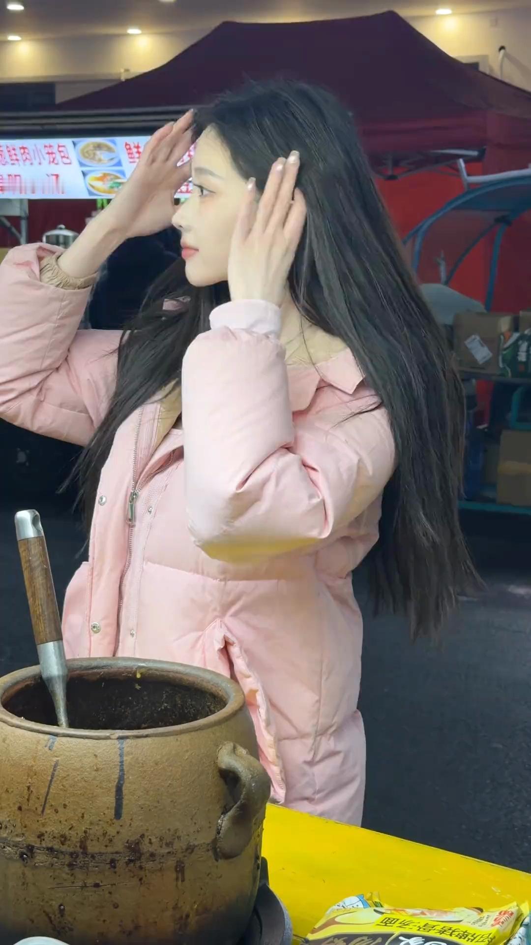 粉嫩外套少女心，美食摊前等美味