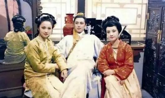 古代的通房丫鬟，其实就是主子行房时候的工具，主子需要时，得赶紧递汗巾，点安神香，