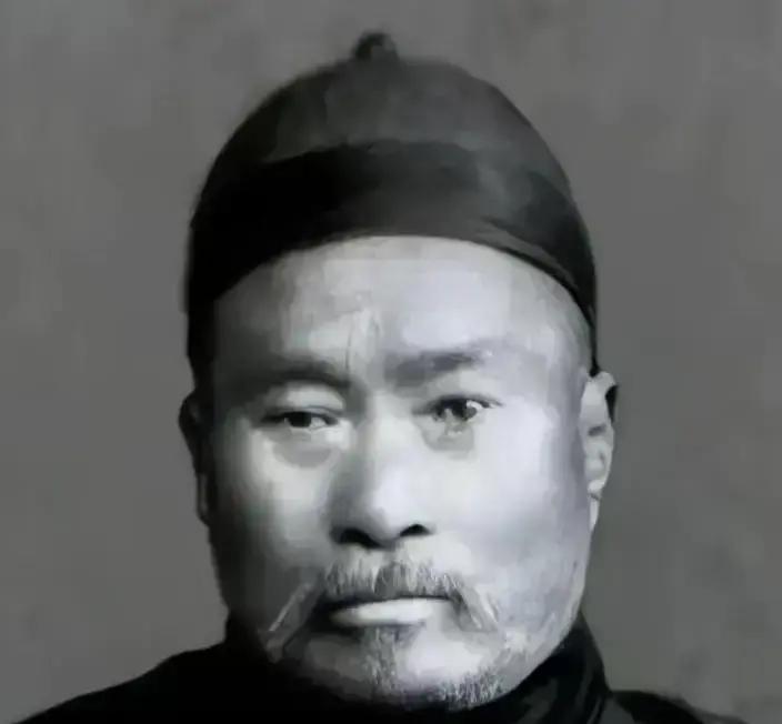 1885年尚云祥在京城护城河边上，看见个拳师练拳，手痒上去切磋。刚出手就栽