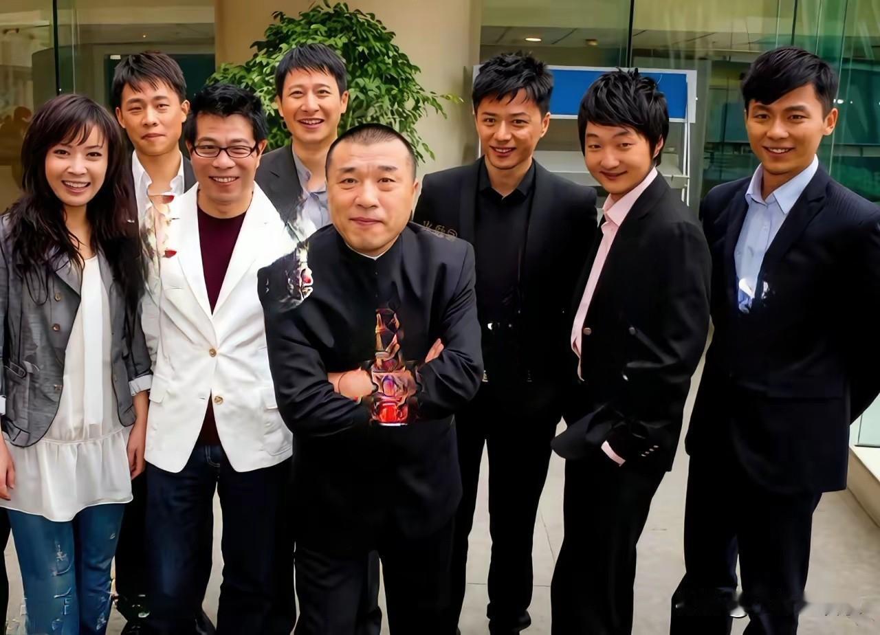一张演员的大合照，一眼就认出了李晨、王大治和张译，你还认出了谁？特别是左边的女演