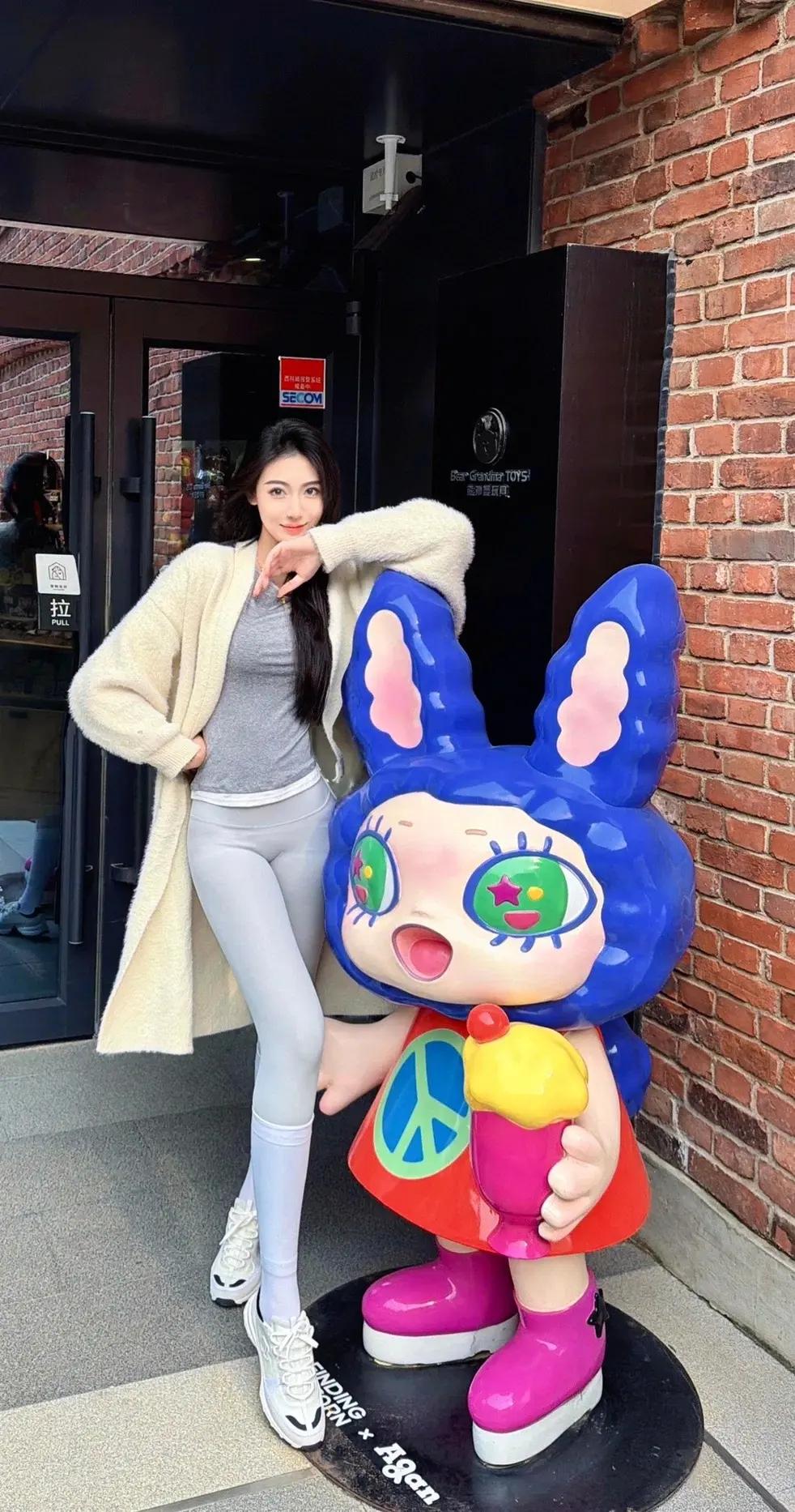 打卡超萌兔子公仔，元气满满的一天！🐰🍦💕