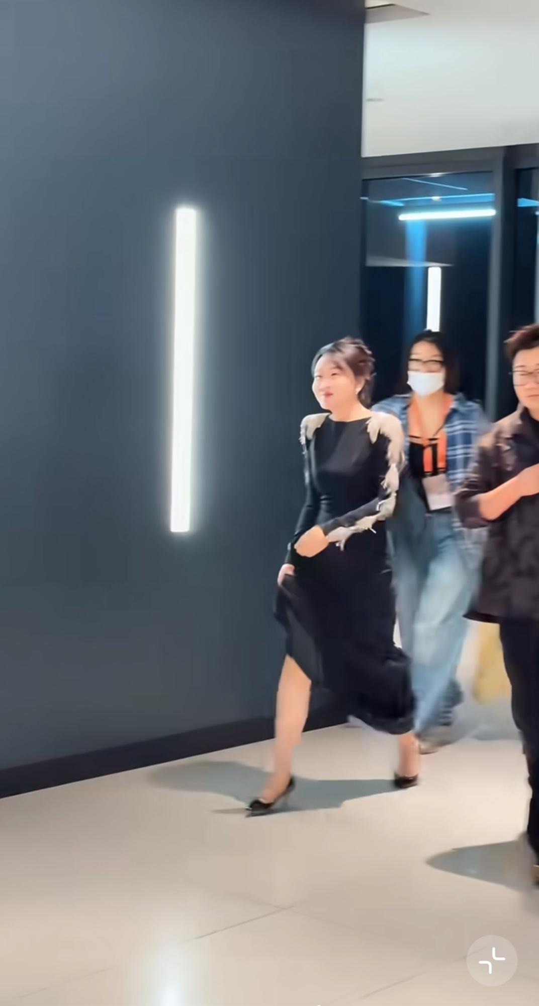 闫妮出场摇晃着肩膀，大步流星，嘻嘻哈哈。像个小女生，特有喜感！