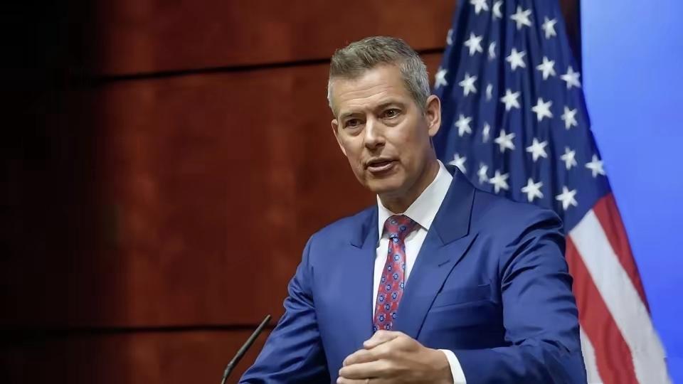赤裸裸的贸易双标！美国焊死中国汽车入美大门，遮羞布彻底被撕碎美国交通部长一
