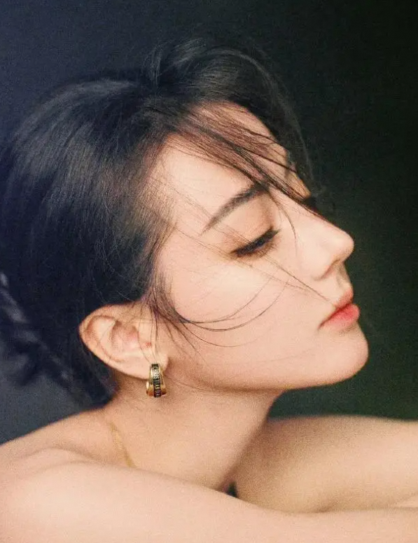 迪丽热巴的性感密码:异域美貌与魔鬼身材