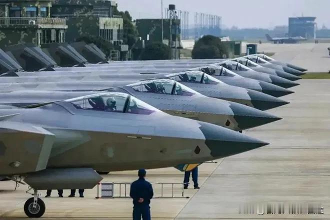 歼-20隐身飞越对马海峡！美日韩雷达“眼瞎”，中国空军放大招吓懵谁？中国空军
