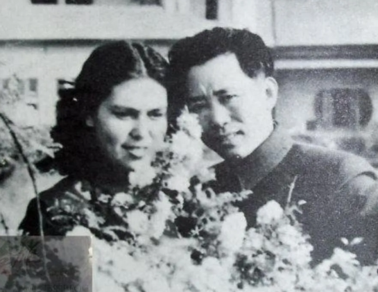 1939年秋天，去苏联学习的刘亚楼，从战友口中得知，自己在延安的妻子凌漪竟然和一