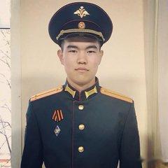 亚洲面孔的俄罗斯小伙子在乌克兰被杀死后，全家大合照里没有一个青年壮丁。这位年轻的