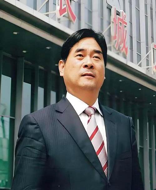 谁能想到啊，当年因为犯事儿进去蹲了5年，竟然成了地产大佬里“避险”最成功的那个？