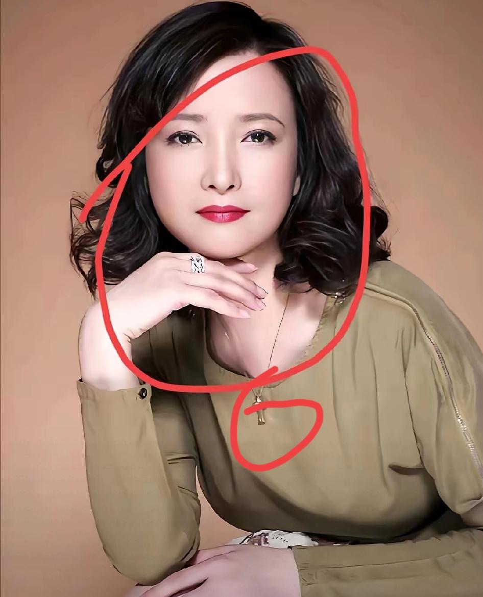 唐国强这波操作，狠狠打了娱乐圈的“塑料交情”脸！何晴中风卧病，昔日好友前任