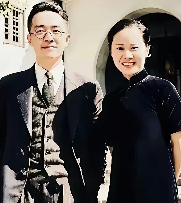 这是1930年，南京中央大学，胡适和吴健雄的合影。两人是师生关系，也是忘年交，