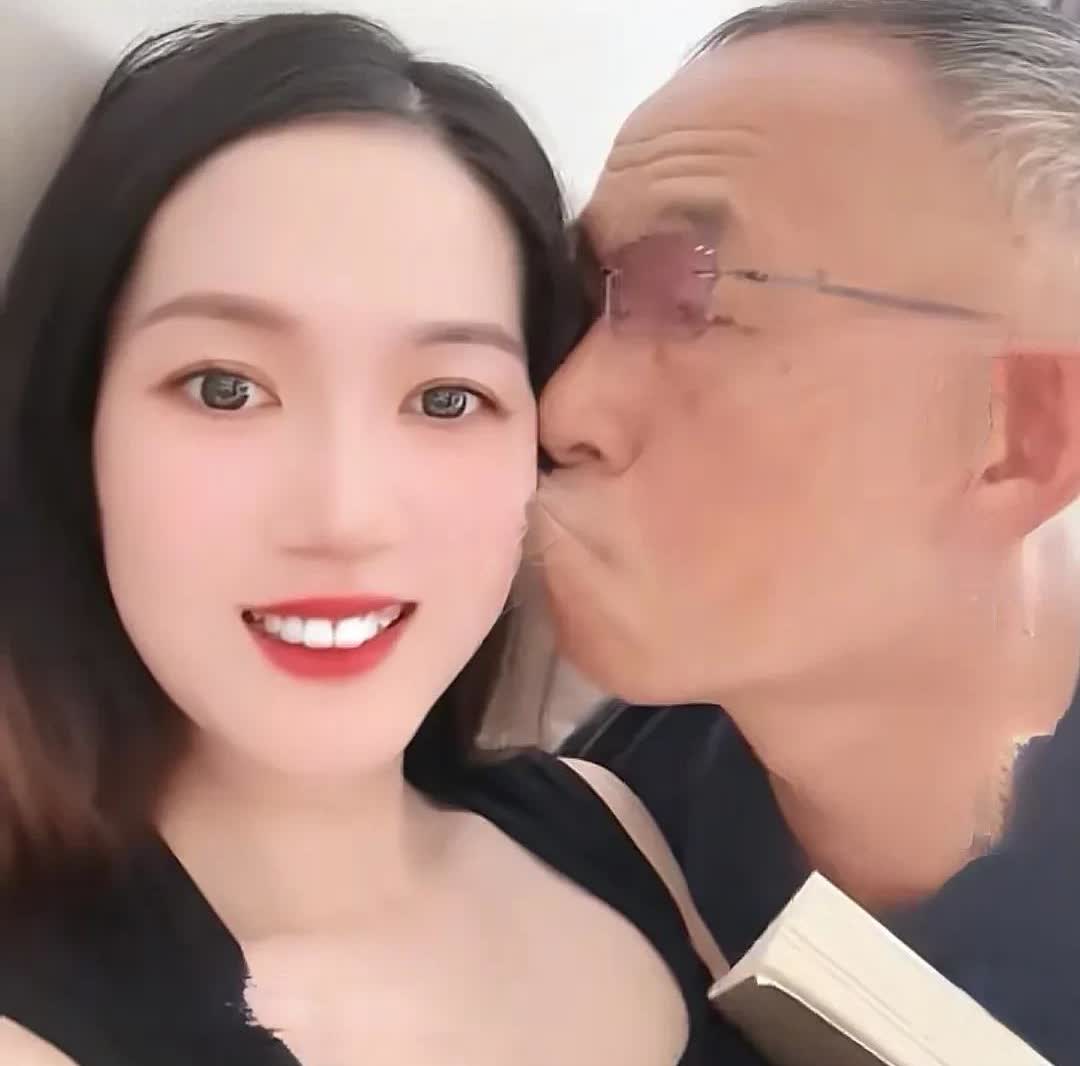 海南三亚，老牛吃嫩草。一60多岁的大爷历时10个月，成功地追到了自己28岁的