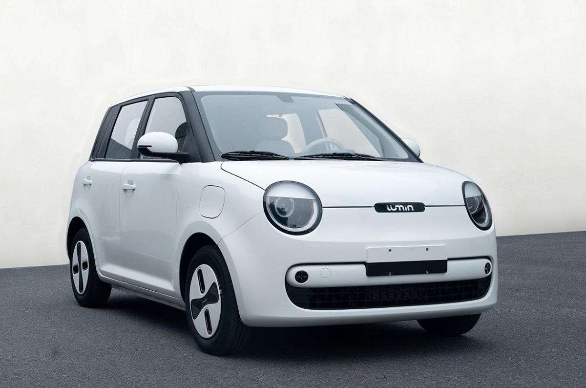 这才是精致小车该有的样子！两门电动小车的风口逐渐过去了，而四门已经成为电动小车