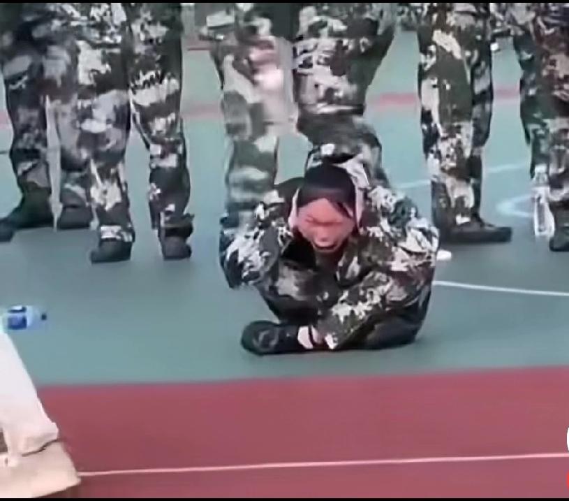 女孩军训崩溃大哭大喊，捂耳朵尖叫表情怪异，教官老师学生都不敢靠近为啥别个孩子都