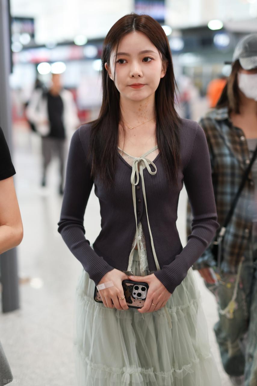 今天陈卓璇亮相北京机场，她这回搭配的像个迷人的仙女，看起来年轻又迷人。陈卓璇