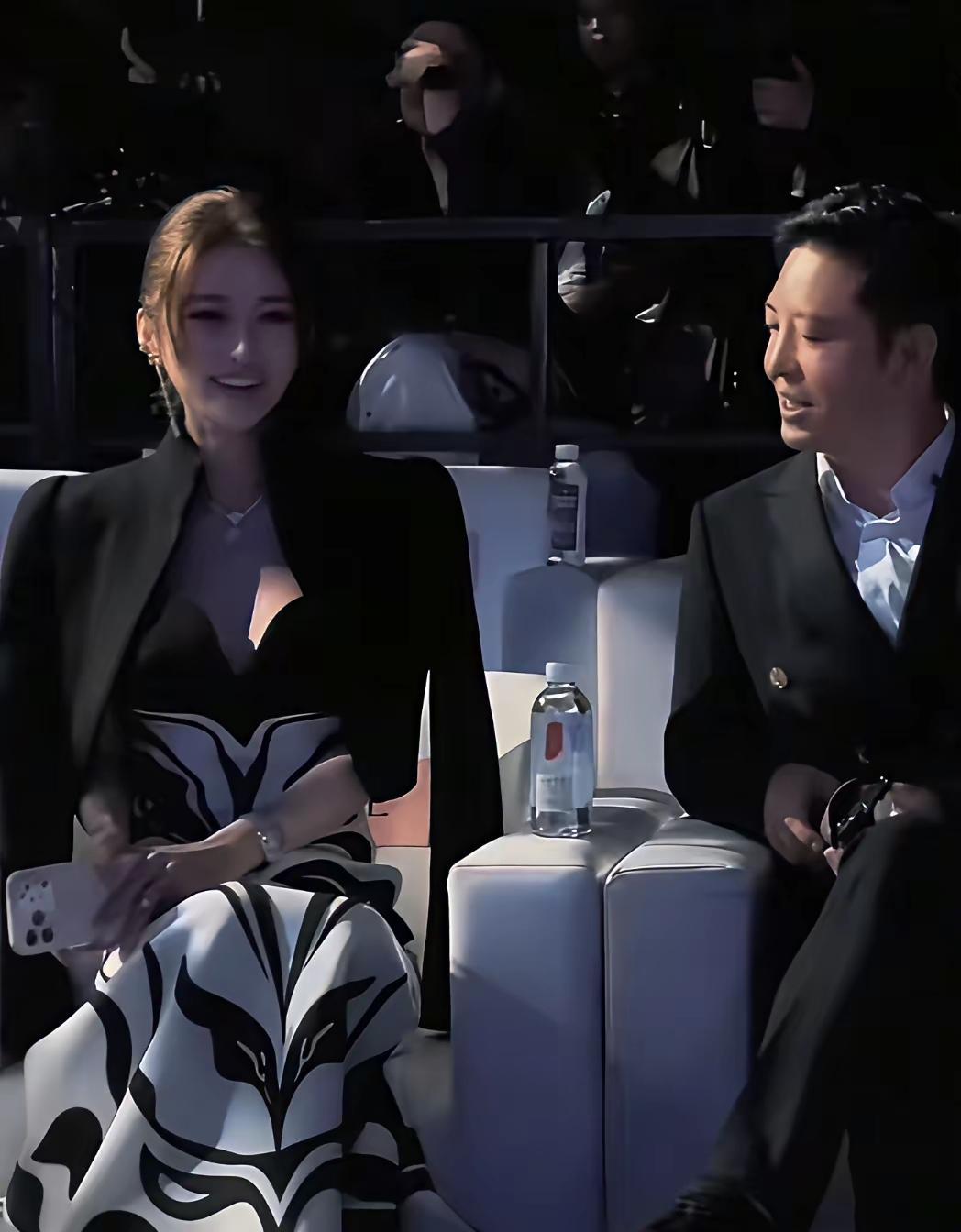 分手8年还能并排坐着看秀？更狠的是，龙公子当场拧开矿泉水递过去，像在给全场观众