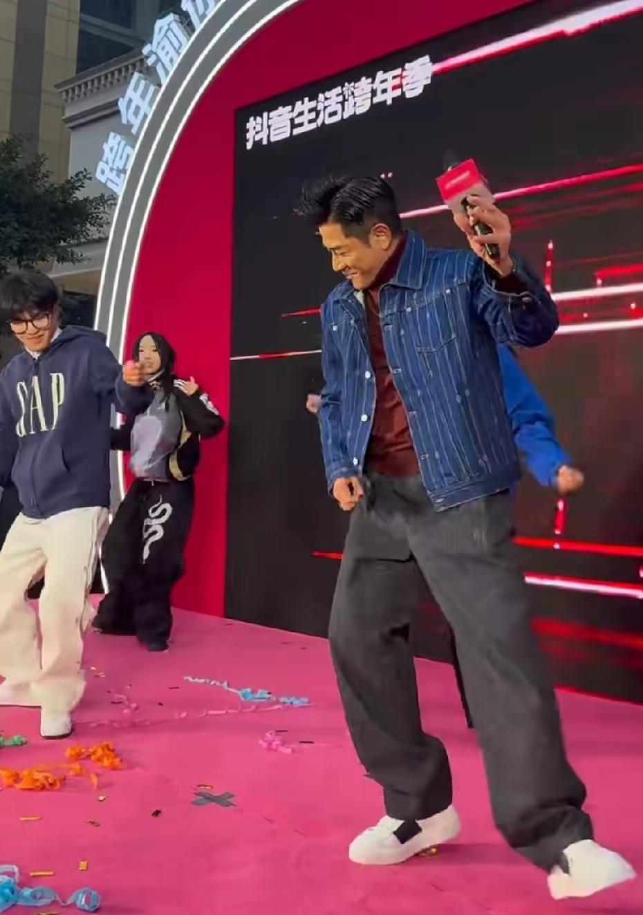 12月29日，郭富城现身重庆参加线下活动，现场人山人海，非常热闹！当天​郭富